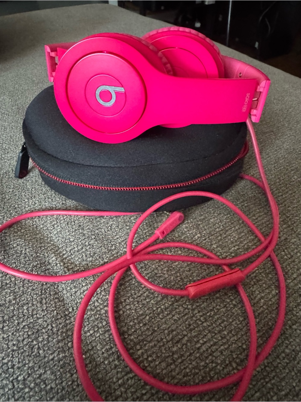 Beats Solo HD On-Ear Headphones in Hot Pink in great condition